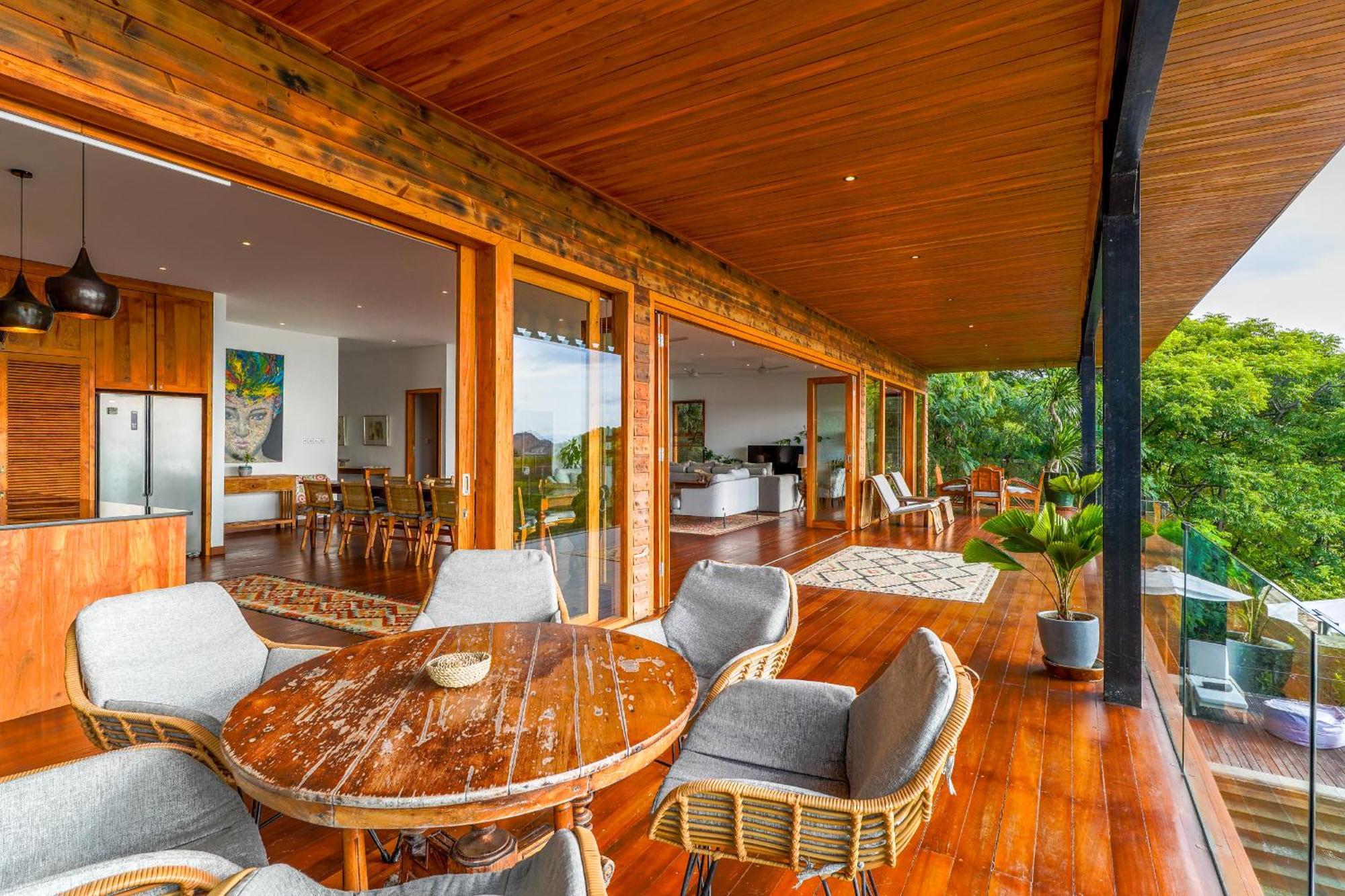 Paradise Garage Komodo Villa *