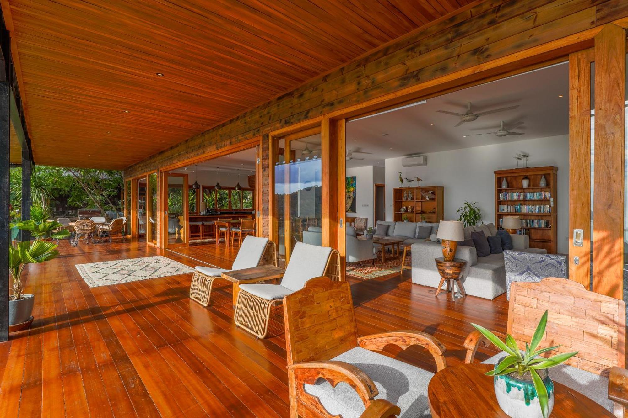 Paradise Garage Komodo Villa *
