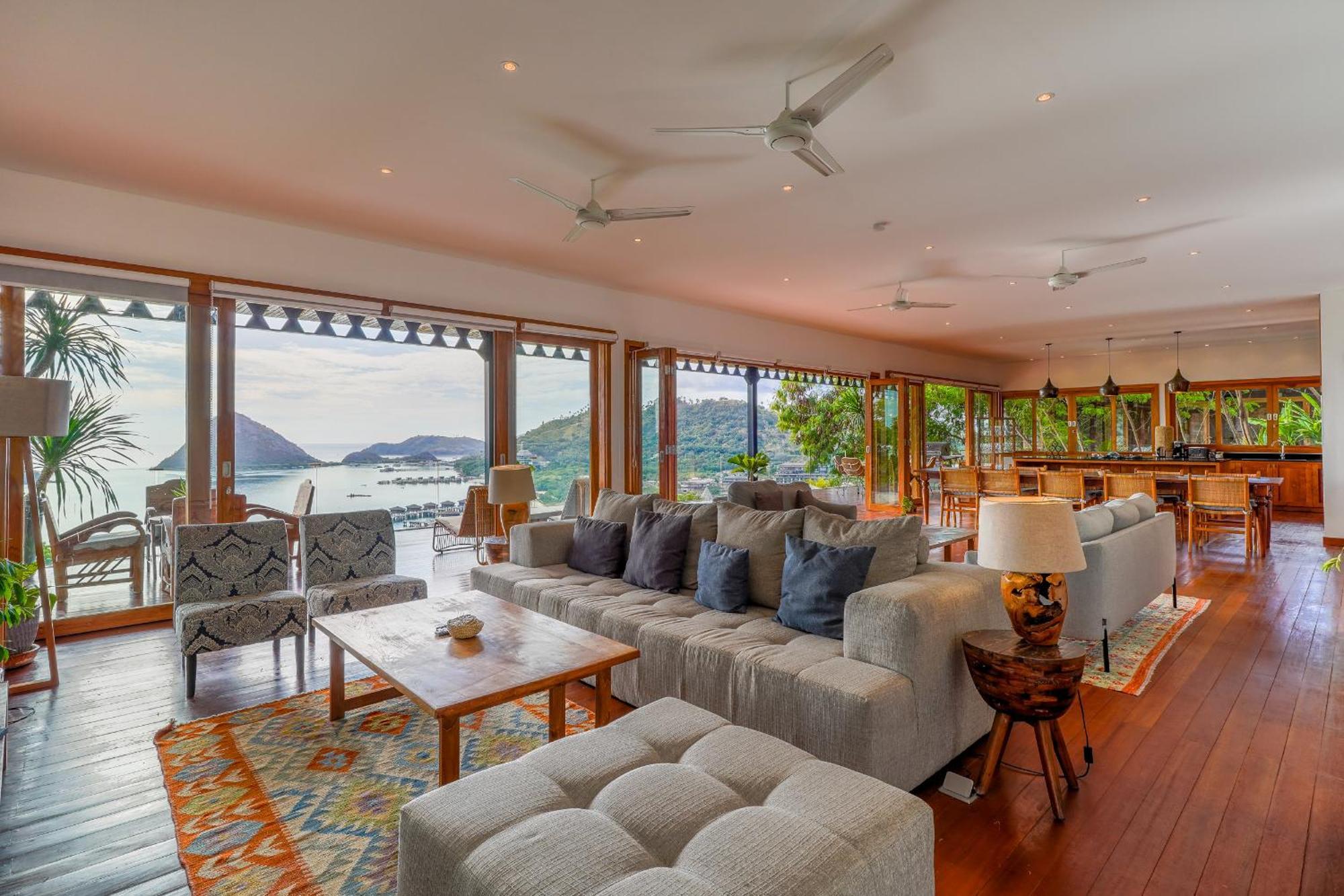 Paradise Garage Komodo Villa Labuan Bajo